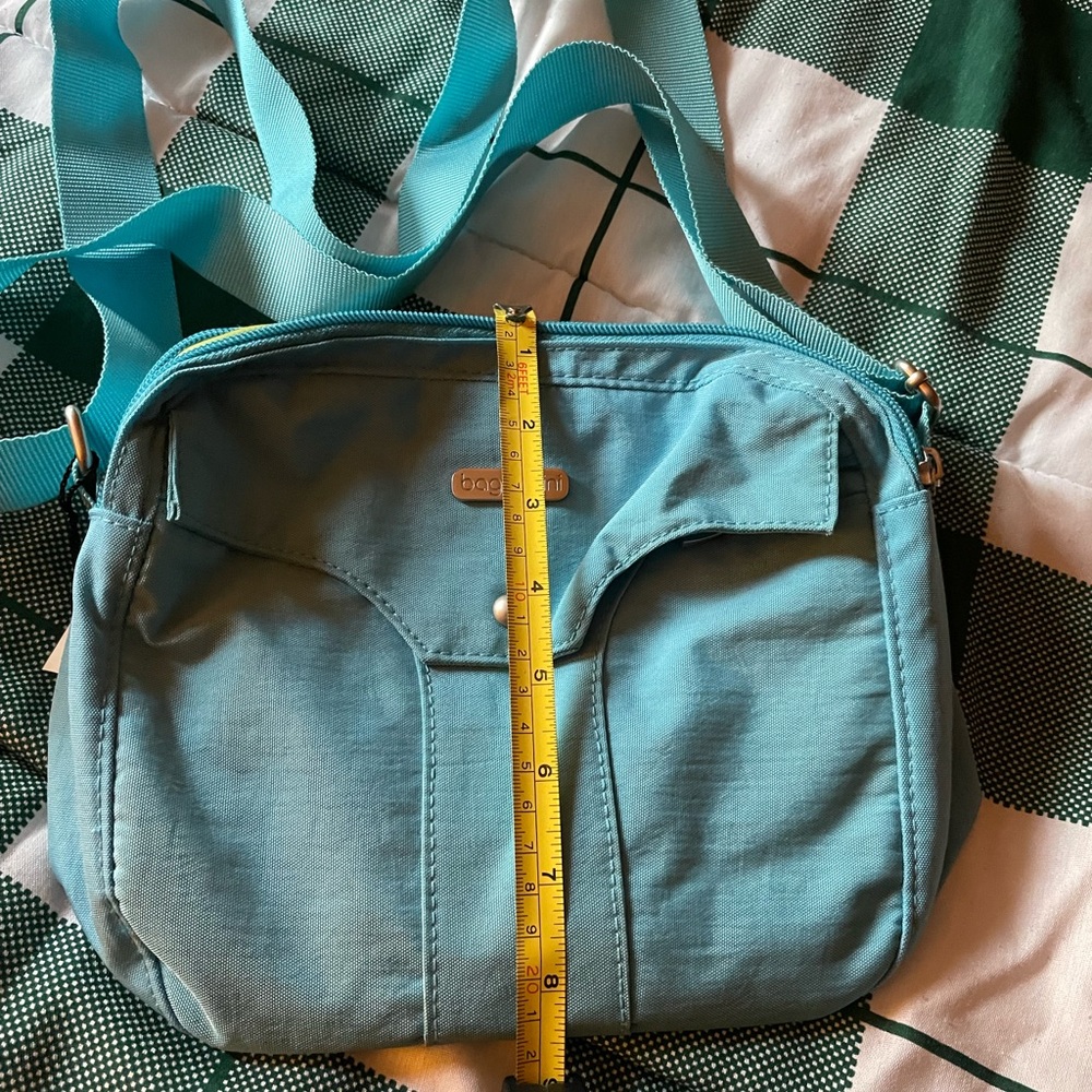 NWT women’s light blue baggalini cross shoulder purse in cloth material - Picture 3 of 5